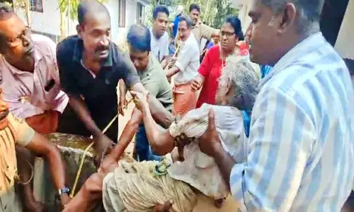 വീ​ട്ടു​മു​റ്റ​ത്തെ കി​ണ​റ്റി​ൽ വീ​ണ വ​യോ​ധി​ക​യെ പൊ​ലീ​സ് ര​ക്ഷ​പ്പെ​ടു​ത്തി