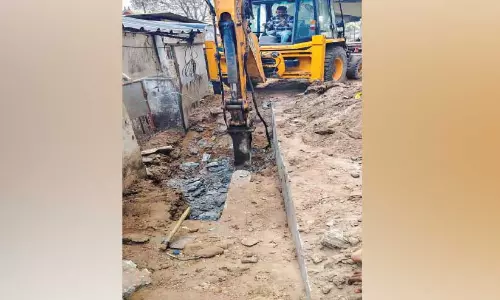 ജലവിതരണ പൈപ്പ് നന്നാക്കാൻ കാന പൊട്ടിച്ചു