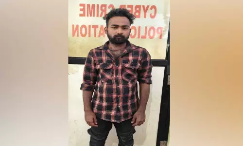 വ്യാജ ഫേസ്ബുക്ക് അക്കൗണ്ടുണ്ടാക്കി പണം തട്ടി; ദമ്പതികൾ പിടിയിൽ വ്യാജ ഫേസ്ബുക്ക് അക്കൗണ്ടുണ്ടാക്കി പണം തട്ടി; ദമ്പതികൾ പിടിയിൽ