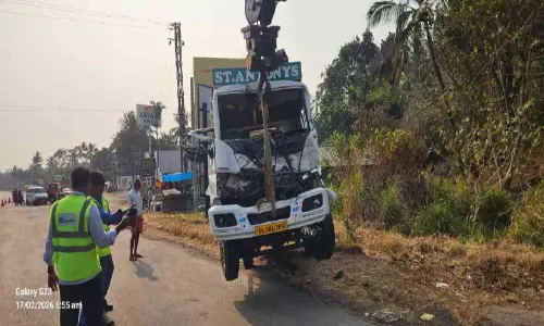 വടക്കഞ്ചേരി പന്നിയങ്കര ടോൾ പ്ലാസക്ക് സമീപം ലോറികൾ കൂട്ടിയിടിച്ച് അപകടം