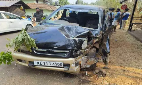 കാറപകടത്തിൽ മൂന്നുപേർക്ക് പരിക്ക്