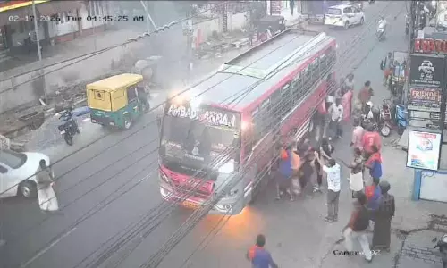 ഓ​ടി​ക്കൊ​ണ്ടി​രു​ന്ന സ്വ​കാ​ര്യ ബ​സി​ന് തീ​പി​ടി​ച്ചു