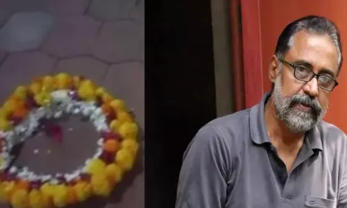 വി.കുഞ്ഞികൃഷ്ണന്റെ പുസ്തകം ഏറ്റുവാങ്ങിയ വി.എസ് അനിൽകുമാറിന്റെ വീടിന് മുന്നിൽ റീത്ത്