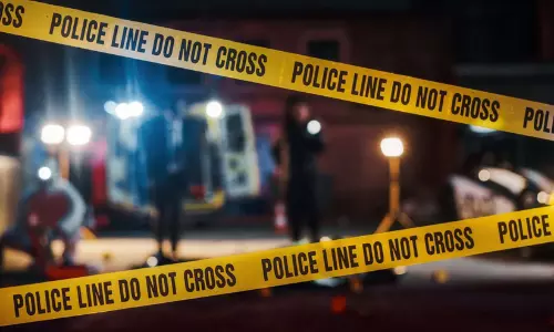 ഇടുക്കിയിൽ വ്യാജമദ്യ റെയ്ഡിനിടെ എക്സൈസ് ഇൻസ്പെക്ടറെ വീട്ടുടമ വെട്ടി; നെഞ്ചിലും കണ്ണിനും മുഖത്തും വെട്ടേറ്റു