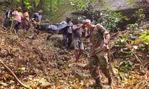 വനത്തിനകത്ത് അഴുകിയ നിലയിൽ കണ്ടെത്തിയ മൃതദേഹം മഞ്ചേരി മെഡിക്കൽ കോളജിലേക്ക് മാറ്റി