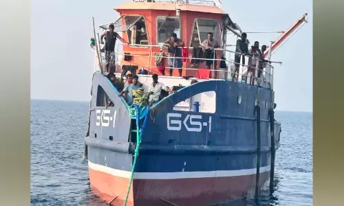 എൻജിൻ തകരാറിലായ ബോട്ടിനെയും തൊഴിലാളികളെയും രക്ഷപ്പെടുത്തി