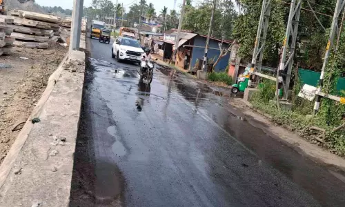 പൈപ്പുകൾ പൊട്ടി ജലം പാഴാകുന്നു