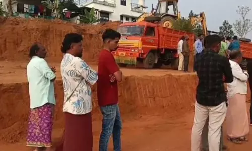 പുത്തുമല പുനരധിവാസ ഭൂമിയിൽ നിന്ന് മണ്ണെടുപ്പ്;  പ്രതിഷേധവുമായി ദുരന്തബാധിതരുടെ കുടുംബങ്ങൾ