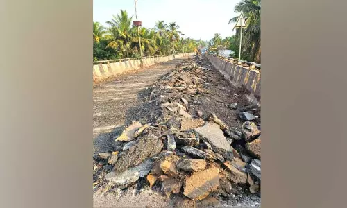 ഇരുമേൽപാലങ്ങളും ഒന്നിച്ചടച്ചു; ദുരിതമൊഴിയാതെ ജനം