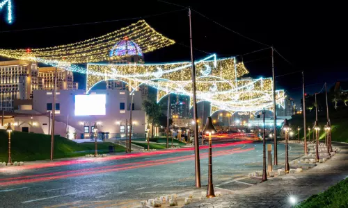 പു​ണ്യ​മാ​സ​ത്തി​ന് വ​ര​വേ​ൽ​പ്; ആ​രാ​ധ​ന​ക്കൊ​പ്പം അ​ണി​ഞ്ഞൊ​രു​ങ്ങി നാ​ടും ന​ഗ​ര​വും