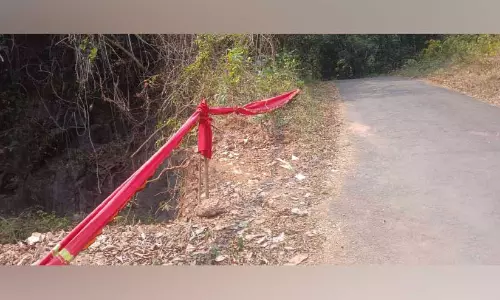 അപകട ഭീഷണിയായി റോഡരികിലെ കരിങ്കൽ ക്വാറി