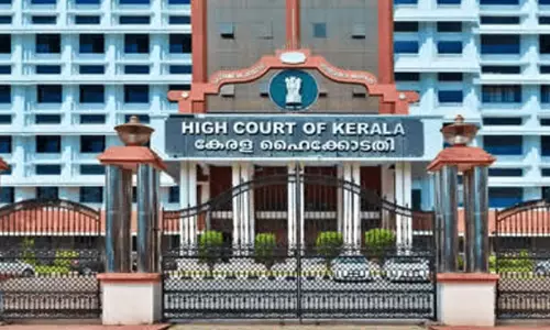 ആറ്റുകാലമ്മക്ക് എന്തിനാണ് ഫ്ലക്സ് ബോർഡുകൾ, അമ്മ തെരഞ്ഞെടുപ്പിൽ മത്സരിക്കുന്നുണ്ടോ..? സ്പോൺസർമാരെ പരിഹസിച്ച് ഹൈകോടതി