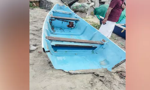 കടലാക്രമണത്തിൽ തോണി തകർന്നു