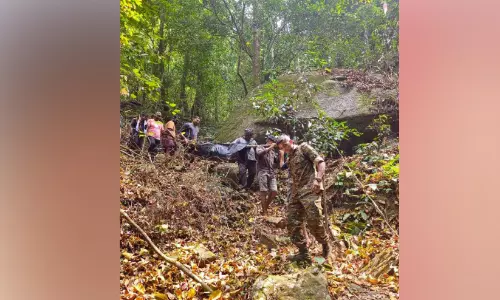 ​വ​ന​ത്തി​ന​ക​ത്ത് അ​ഴു​കി​യ നി​ല​യി​ൽ ക​ണ്ടെ​ത്തി​യ മൃ​ത​ദേ​ഹം മ​ഞ്ചേ​രി മെ​ഡി​ക്ക​ൽ കോ​ള​ജി​ലേ​ക്ക് മാ​റ്റി