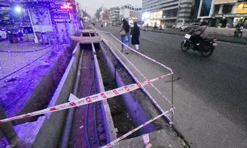 ബാരിക്കേഡില്ല; എരഞ്ഞിപ്പാലത്ത് റിബൺ കെട്ടി ‘സുരക്ഷ’