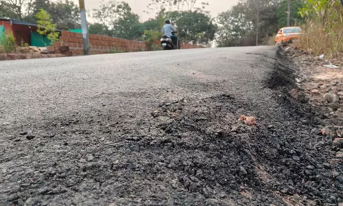 മൂന്നു കോടി ചെലവിൽ നിർമിച്ച റോഡിന് ഒരുമാസം ആയുസ്സ്