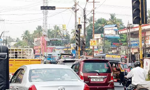 സിഗ്നൽ ലൈറ്റ് പ്രവർത്തനരഹിതം; യാത്രക്കാർ ദുരിതത്തിൽ