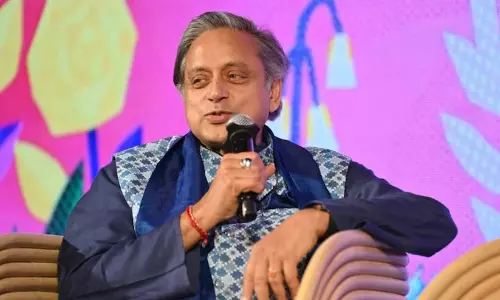 രാഹുൽ വിമർശിച്ച കേന്ദ്ര സർക്കാറിന്‍റെ എ.ഐ ഉച്ചകോടിയെ പുകഴ്ത്തി ശശി തരൂർ