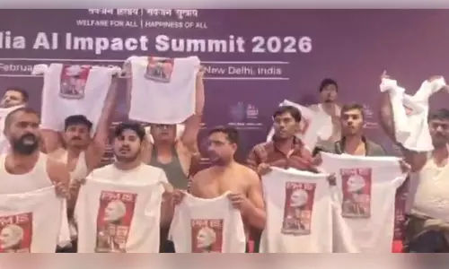 എ.ഐ ഉച്ചകോടി വേദിയിൽ ഷർട്ടൂരി യൂത്ത് കോൺഗ്രസ് പ്രതിഷേധം; ​വിമർശനവുമായി ബി.ജെ.പി