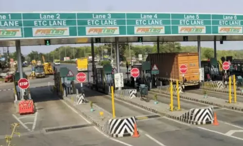 ദേശീയ പാത ടോൾ പ്ലാസകളിൽ ഏപ്രിൽ ഒന്ന് മുതൽ പണം സ്വീകരിക്കില്ല; യാത്രക്ക് ഫാസ് ടാഗോ, യു.പി.ഐയോ നിർബന്ധം