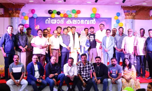 റി​യാ​ദ് ക​ലാ​ഭ​വ​ൻ ‘വി​ന്റ​ർ നൈ​റ്റ്-2026’ ഷാ​രോ​ൺ ഷെ​രീ​ഫി​ന് യാ​ത്ര​യ​യ​പ്പ്