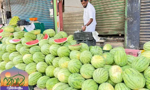 റമദാനും വേനലും ഒരുമിച്ച്; പഴവിപണിയിൽ താരം തണ്ണിമത്തൻ