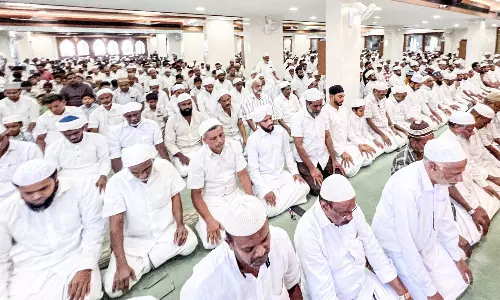 ഭക്തിനിറവിൽ റമദാനിലെ ആദ്യവെള്ളി; പള്ളികൾ തിങ്ങിനിറഞ്ഞു