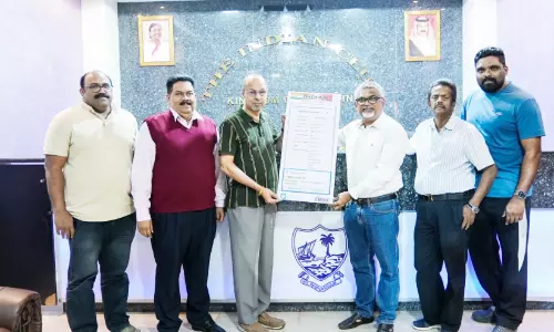 ധ​ന​സ​ഹാ​യം കൈ​മാ​റി