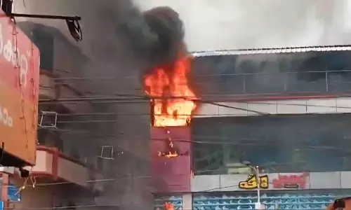 മണ്ണാര്‍ക്കാട് നഗരത്തിലെ കെട്ടിടത്തിൽ അഗ്നിബാധ