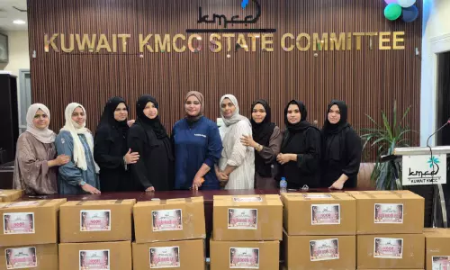 കെ.​എം.​സി.​സി വ​നി​ത വി​ങ് റ​മ​ദാ​ൻ കി​റ്റ് വി​ത​ര​ണം