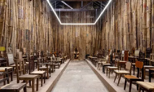 അധികാരരാഷ്ട്രീയം ചോദ്യംചെയ്ത് പാർലമെന്റ് ഓഫ് ഗോസ്റ്റ്‌സ്