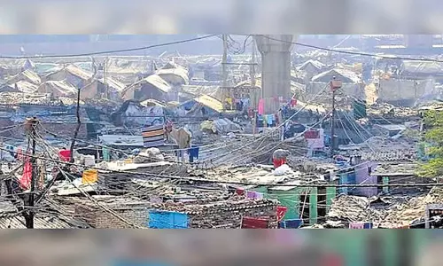 പ്രധാനമന്ത്രിയുടെ പുതിയ വസതി; റേസ് കോഴ്‌സ് റോഡിലെ ചേരികളിലെ 700 ലധികം കുടുംബങ്ങൾക്ക് കുടിയൊഴിപ്പിക്കൽ നോട്ടീസ്