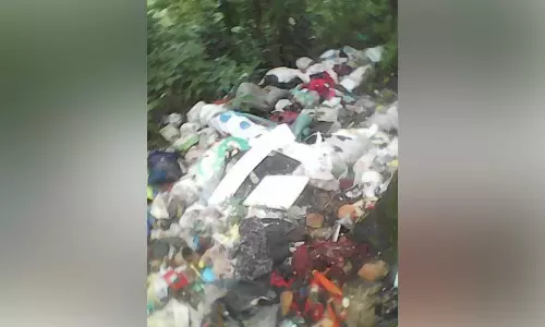 മുല്ലക്കാനത്തെ മാലിന്യനിക്ഷേപം; വനംവകുപ്പിനും പഞ്ചായത്ത് സെക്രട്ടറിക്കുമെതിരെ പ്രതിഷേധം