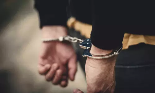 കോൺഗ്രസ് വനിത നേതാവിന്റെ സ്കൂട്ടറിൽ കാറിടിച്ച് കൊലപ്പെടുത്താൻ ശ്രമം