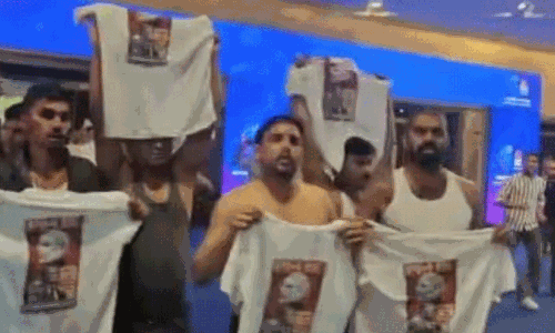 ജെൻ സി പ്രക്ഷോഭത്തിന്‍റെ മാതൃകയിൽ എ.ഐ സമ്മിറ്റിൽ ഷർട്ടിടാതെ കോൺഗ്രസിന്‍റെ പ്രതിഷേധം