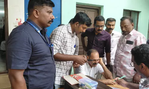 ഭൂമി തരം മാറ്റി നൽകാൻ കൈക്കൂലി വാങ്ങുന്നതിനിടെ വില്ലേജ് അസിസ്റ്റന്റിനെ വിജിലൻസ് അറസ്റ്റ് ചെയ്തു