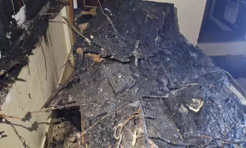 പ​യ്യാ​ക്കോ​ട്ട് വീ​ട് ക​ത്തി​ന​ശി​ച്ചു