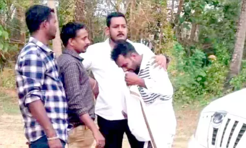 വിട...പൊന്നോമനേ, അന്ത്യചുംബനം നൽകി ആ പിതാവ് പൊട്ടിക്കരഞ്ഞു...