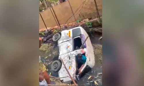 ഓ​ട്ടോ ടാ​ക്സി വൈ​ദ്യു​തി തൂ​ൺ ത​ക​ർ​ത്ത് തോ​ട്ടി​ൽ വീ​ണു