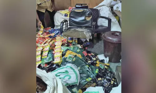 പു​ക​യി​ല ഉ​ൽ​പ​ന്ന​ങ്ങ​ൾ പി​ടി​കൂ​ടി