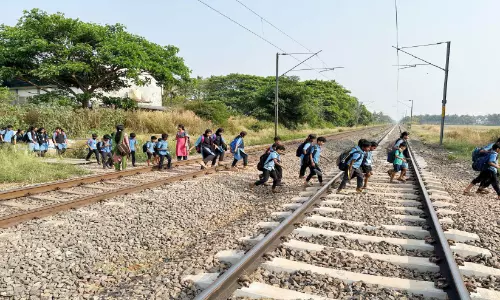 റെ​യി​ൽ​വേ ട്രാ​ക്കി​ൽ കു​രു​ങ്ങു​ന്ന​വ​ർ...