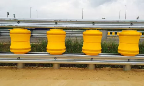 അ​പ​ക​ട ആ​ഘാ​തം കു​റ​ക്കാ​ൻ ഇ​നി ഫ്ലെ​ക്സി​ബ്ൾ റോ​ഡ് ബാ​രി​യ​റു​ക​ൾ