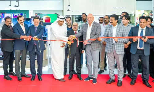 ജം​ബോ ഇ​ല​ക്ട്രോ​ണി​ക്‌​സ് പു​തി​യ എ​ൽ.​ജി ബ്രാ​ൻ​ഡ് ഷോ​പ് ലു​സൈ​ൽ വെ​ൻ​ഡോം മാ​ളി​ൽ ആ​രം​ഭി​ച്ചു