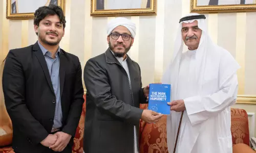 ‘ദ ​മാ​ൻ ഹു ​ഡി​ഫൈ​ൻ​ഡ്​ ഹ്യൂ​മാ​നി​റ്റി’ പ്ര​കാ​ശ​നം ചെ​യ്തു