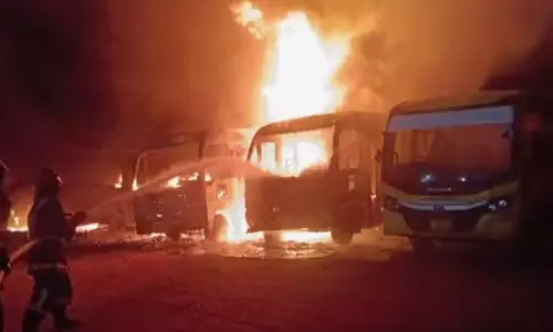 തിരുവനന്തപുരത്ത് സ്കൂളിൽ വൻ തീപിടിത്തം; മൂന്ന് ബസുകൾ കത്തിനശിച്ചു