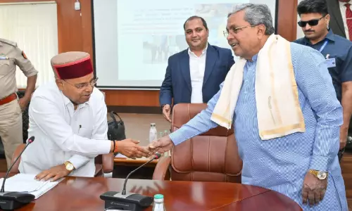 ക​ർ​ണാ​ട​ക​യി​ലെ പൊ​തു സ​ർ​വ​ക​ലാ​ശാ​ല വി.​സി​മാ​രു​ടെ സ​മ്മേ​ള​നം;   കാ​മ്പ​സു​ക​ളു​ടെ ആ​ശ​ങ്ക​ക​ളും   പ്ര​തീ​ക്ഷ​ക​ളും പ​ങ്കു​വെ​ച്ചു