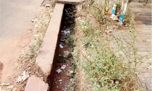 മടവൂർ ആരാമ്പ്രം അങ്ങാടി; സ്ലാബുകളില്ല; മരണക്കെണിയായി ഓവുചാൽ