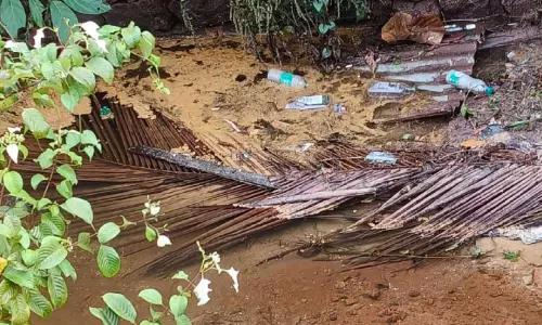 കക്കൂസ് മാലിന്യം തോട്ടിൽ തള്ളി