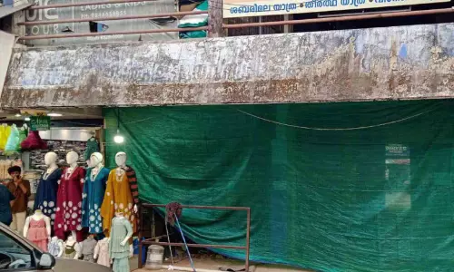 മുനിസിപ്പാലിറ്റി ശൗചാലയം രണ്ട് വർഷം അടച്ചിട്ടു, ഒടുവിൽ പൊളിച്ചു