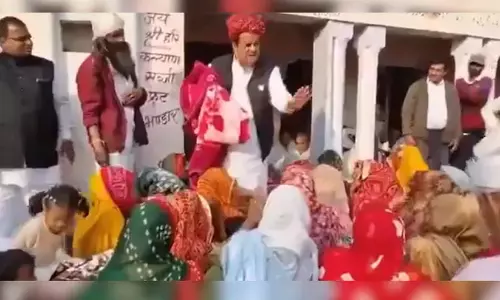 മുസ്‍ലിമാണെന്ന് അറിഞ്ഞ​പ്പോൾ സ്ത്രീക്ക് വിതരണം ചെയ്ത ബ്ലാങ്കറ്റ് തിരികെ വാങ്ങി; ബി.ജെ.പി മുൻ എം.പിക്കെതിരെ പരാതി